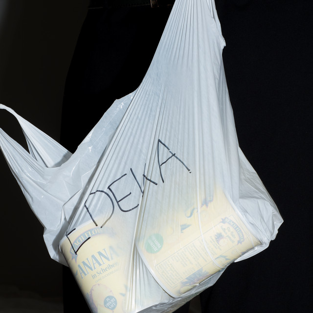 Apollonia sitzt bei Edeka an der Kassa